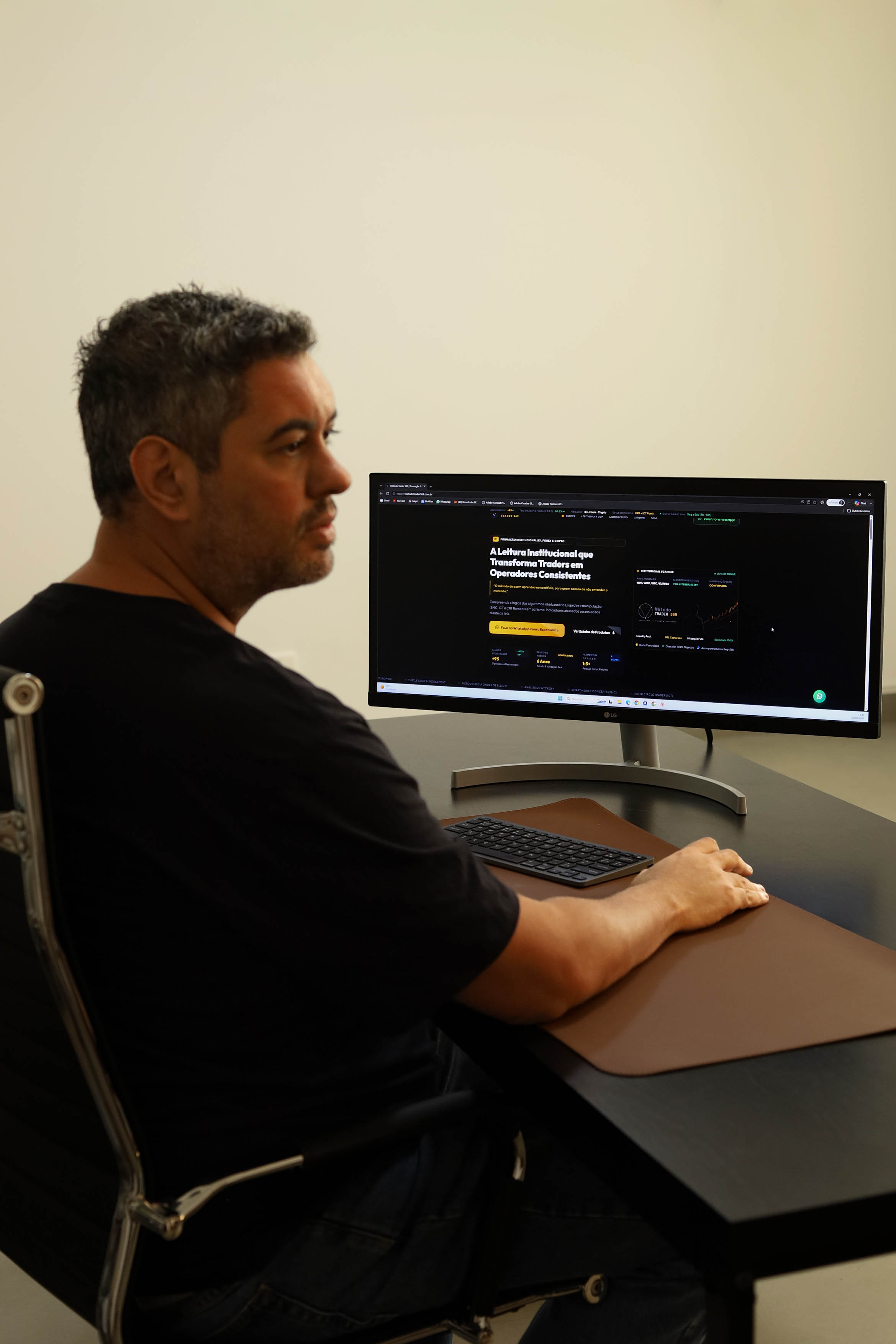 César analisando mercado em monitor widescreen — Método Trader 369